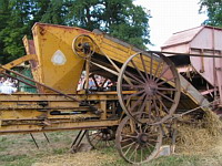 Presse a paille, machine a faire les bottes de paille (Fete de la Moisson St Simeon de Bressieux 2006) (1)